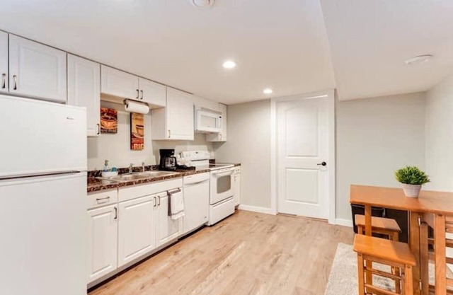 Cozy Private House W/Beautiful View of Lake Owasso!