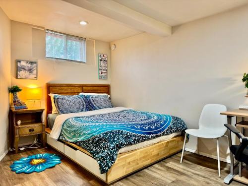 Cozy Private Room with Shared Bathroom on the 1st Floor - Conveniently Located near SeaTac Airport and Downtown