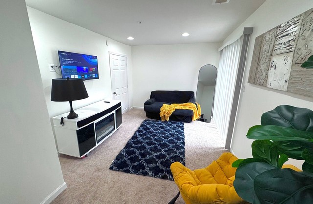 Cozy Private Suite Gated Entry, Driveway Parking & Quiet Stay