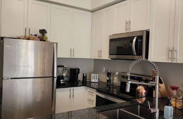 Cozy Property in Toronto with Free Parking-WIFI, steps away from subway station