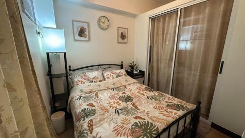 Cozy QC Condo with Karaoke Pool & Fast WiFi