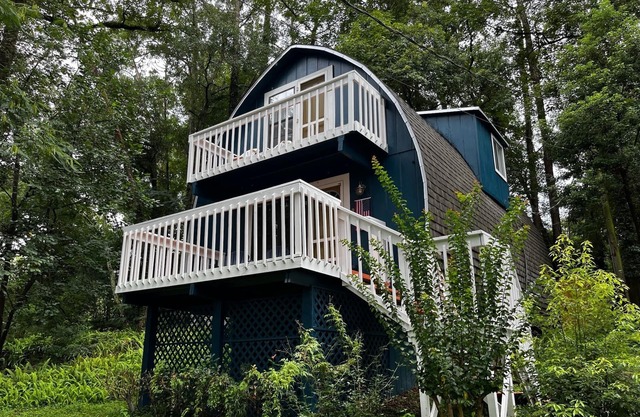 COZY, QUAINT, COTTAGE