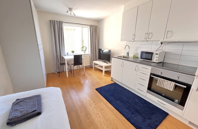 Cozy quaint flat for field