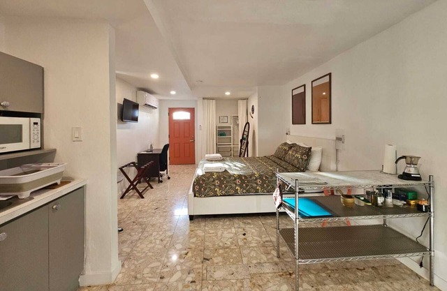 Cozy Quiet, artistic studio apartment AC, Wi-Fi, generator and cistern