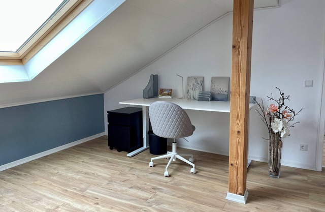 Cozy, quiet attic apartment (2nd floor) - 5 min. to public transport
