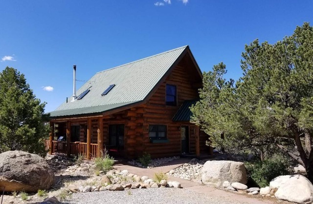 Cozy, quiet, secluded log cabin.