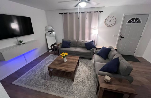 Cozy remodeled duplex, unit #B. 2bed/1 bath unit with high-speed WiFi.
