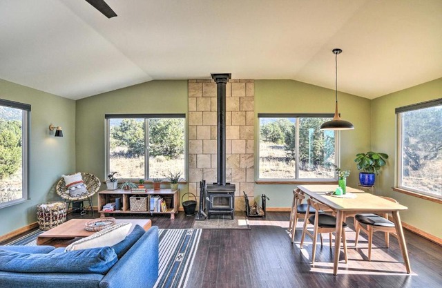 Cozy Remote Retreat Mountain Views Stargazing