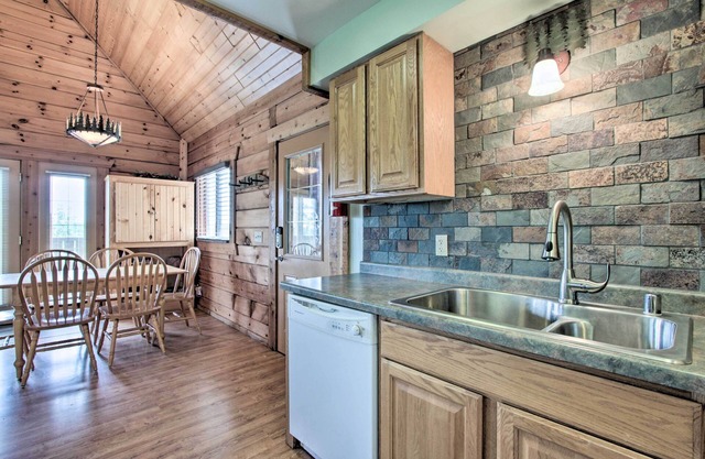 Cozy Resort Cabin in the Heart of Warrens!