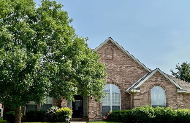 Cozy retreat 5 miles away from numerous restaurants & shopping spots
