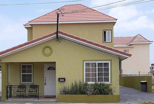 Cozy Retreat in Gated Portmore Country Club