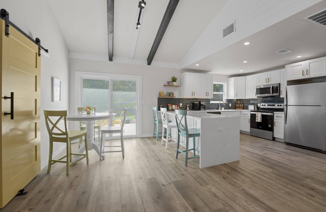 Cozy Retreat Sleeps 7, 3BR/2BA, Private - NEW