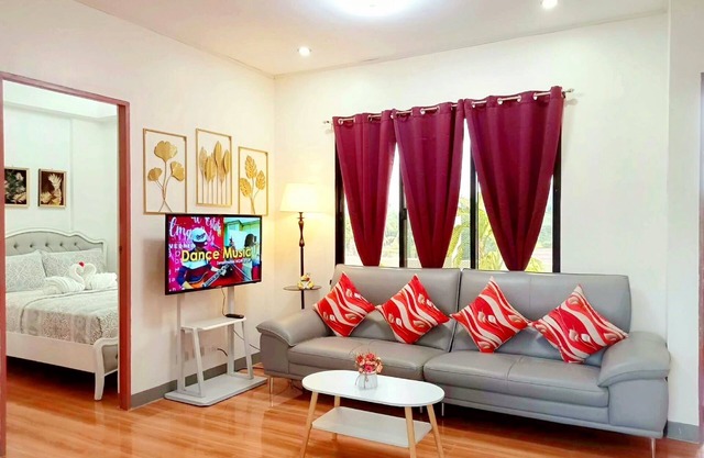 Cozy Retreat w/Full Kitchen & Balcony + Garden View