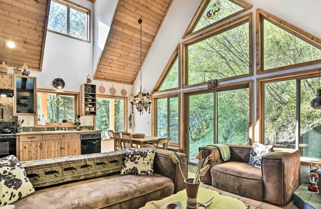 Cozy Rhododendron Cabin: Hike & Ski Nearby!