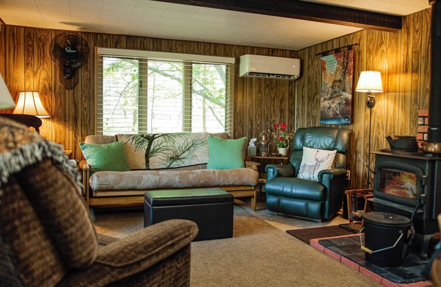 Cozy Riverfront Cabin w/Water Access, Fireplace, AC, Firepit