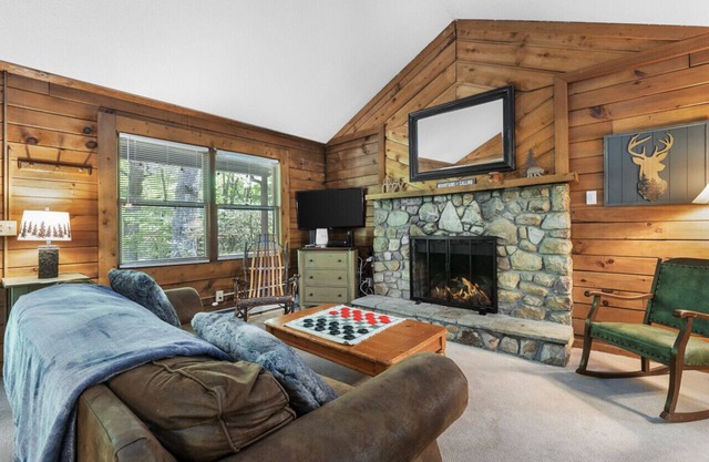 Cozy Riverside Cabin in Blue Ridge Mountains