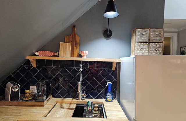 Cozy Riverstone Rafters, with a Tree-top View, AC/WiFi in Charming Guilford