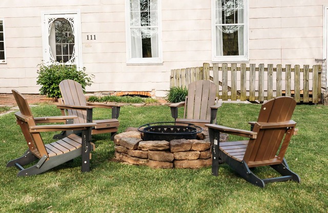 Cozy Riverview Cottage. 5 minute walk to downtown