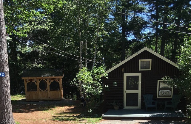Cozy Romantic Lakefront Cabin with Sleeping Loft