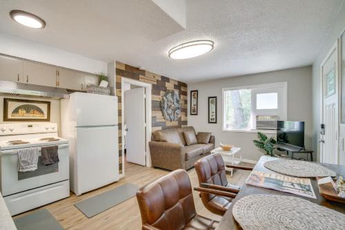 Cozy Roseburg Home with Fire Pit and Gas Grill!