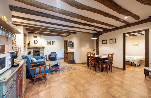 COZY RURAL APARTMENT WITH FIREPLACE