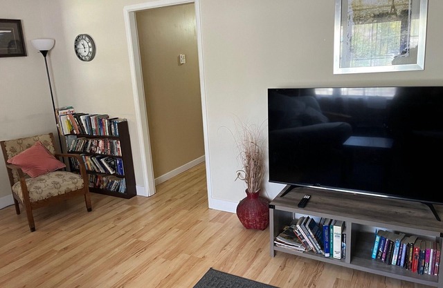 Cozy rustic 50's home located on a campground beside the Famous Cowichan River.