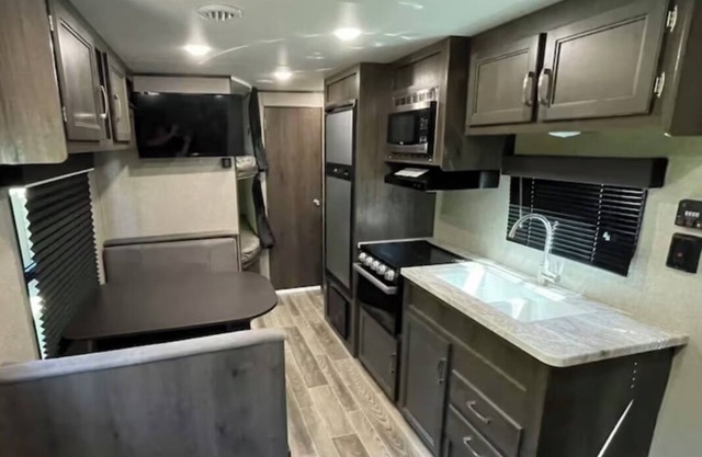 Cozy RV with WiFi and AC in delightful Kempner