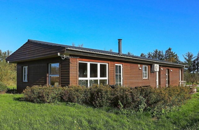 Cozy Seaside Cottage Escape-By Traum