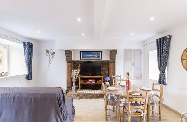 Cozy Seaside Cottage with Private Courtyard, Near Beach, Bikes Included