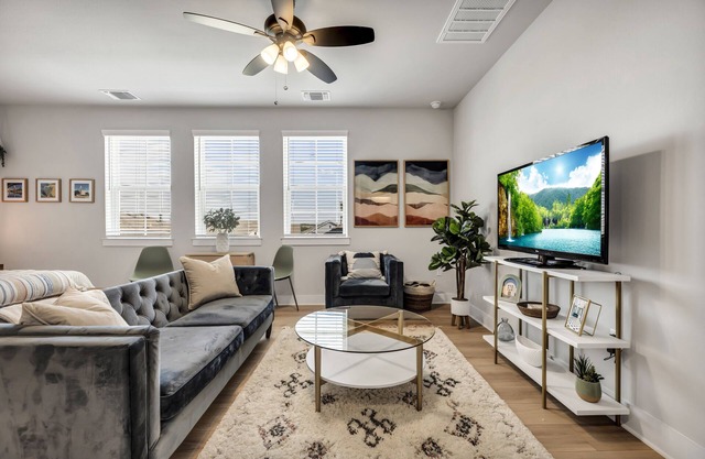 Cozy Secluded Studio With Full-Kitchen, Washer And Dryer - The Works!