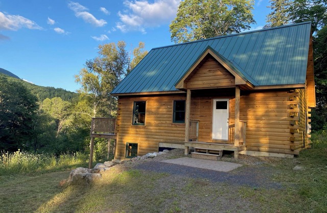 Cozy Ski Cabin near Sugarloaf!