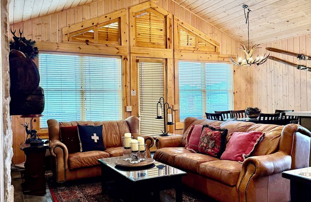 Cozy Ski Chalet, Mountain Views and short walk to base of Deer Valley!