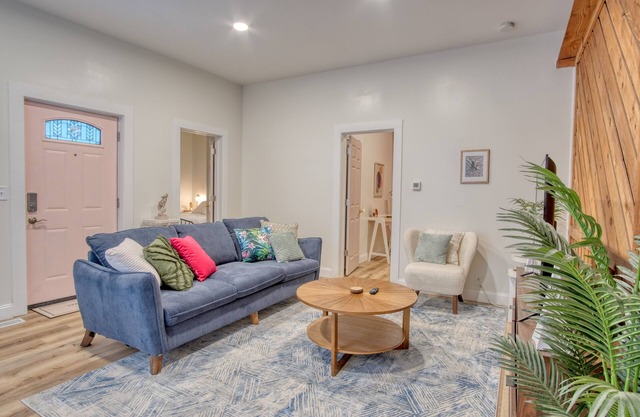 Cozy sleeps 7, Fenced backyard, 5 min to Lucas oil stadium and downtown