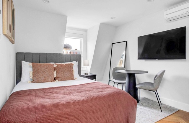 Cozy South End Studio near T, Shops + Dining, by Blueground