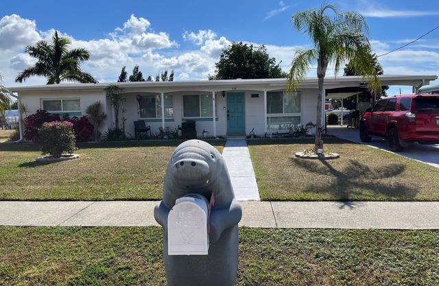 Cozy South West Florida Escape on canal w/working space & pet friendly.
