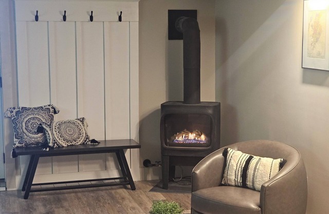Cozy spacious 1-bedroom apartment sleeps 3, with AC, walk to town. Near skiing.