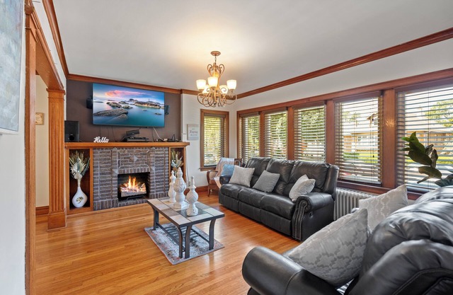 Cozy & Spacious 2-bedroom Oasis in welcoming Berwyn with WiFi+POOL table