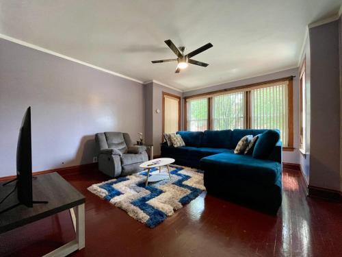 Cozy, Spacious Self-checkin Apartment in Chicago I Car Rental Available
