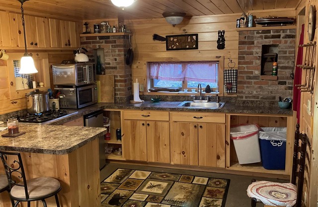 Cozy Stonehouse Cabin on Brantingham Lake!nPet friendly!