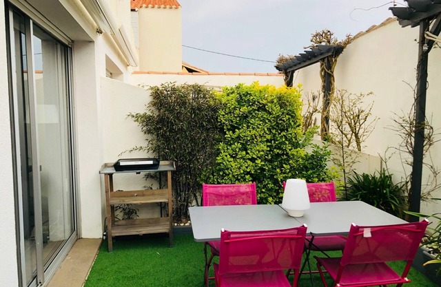 Cozy Studio Near Lutins Beach – Private Terrace, Parking & Pet-Friendly