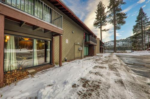 Cozy Studio 1st Floor #132 at Donner Lake Village
