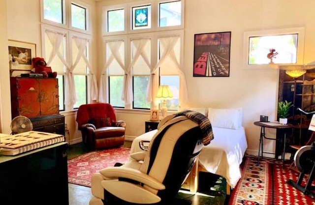 ❤️Cozy Studio 5 Min 2 DT > Home-Baked Bread > Fab Massage Chair > Screened Porch