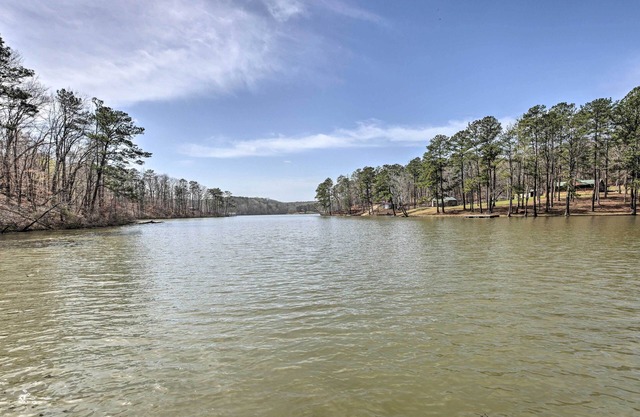 Cozy Studio Cabin in Tallassee w/Water View!