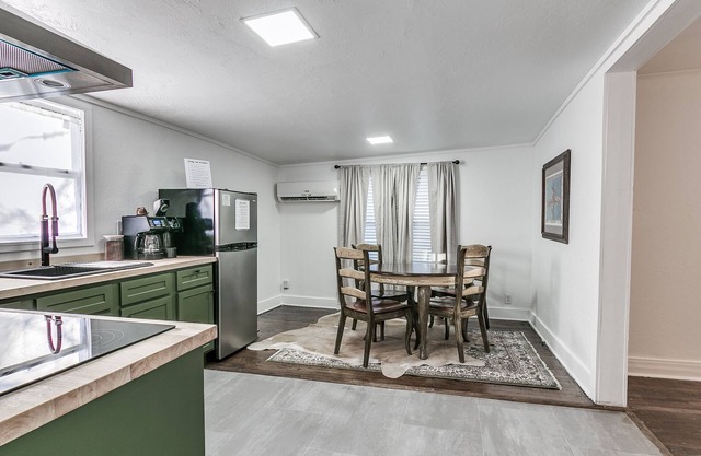 Cozy Studio for Two, 5 Minutes to Fairgrounds