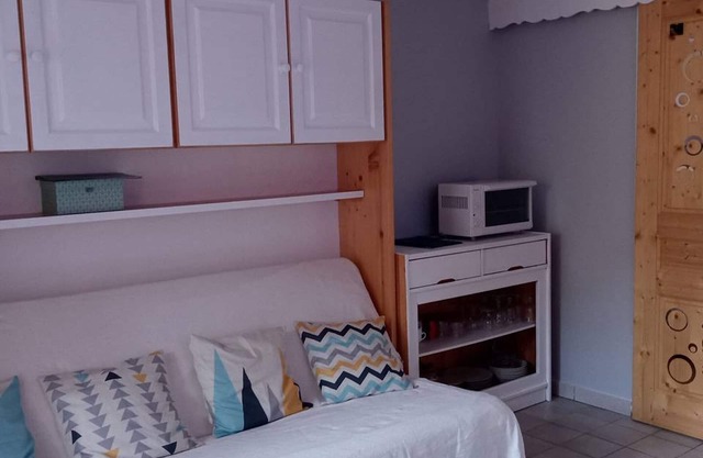 Cozy Studio on the Slopes with Balcony, Close to Shops and Parking