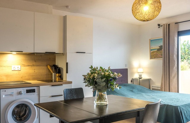 Cozy Studio Near Beach and Shops in Larmor-Plage with Balcony and Parking