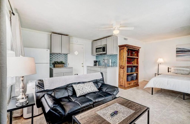 Cozy Studio Near Paseo Apartment - Fast WiFi