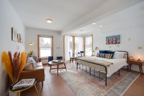 Cozy Studio on Secluded 55 Acres with Fire Pit!