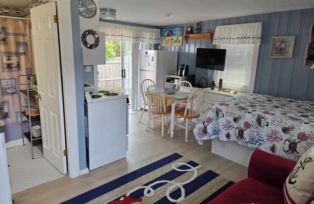 Cozy studio only 3/10 of a mile from Nantucket Sound, Free WIFI