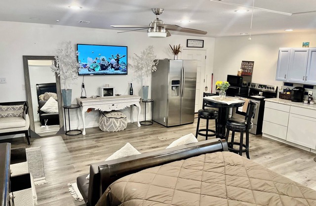 Cozy studio with WiFi and AC in charming LaPlace